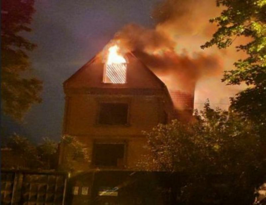 В Краснодаре произошел пожар на площади 100 кв/м