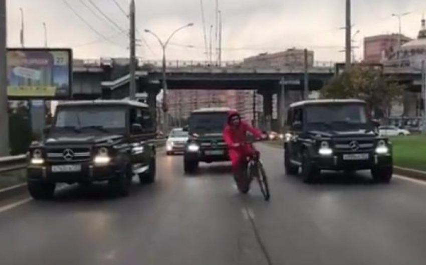 Полиция установила личности «мажоров", блокировавших на «Гелендвагенах» проезд в Краснодаре 