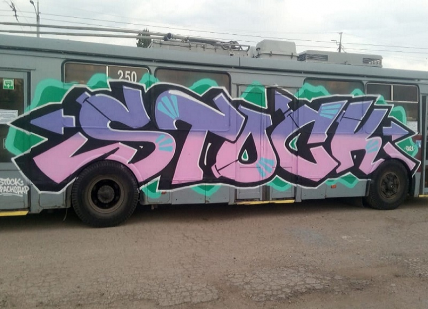 В Краснодаре вандалы пробрались в депо и разрисовали один из троллейбусов