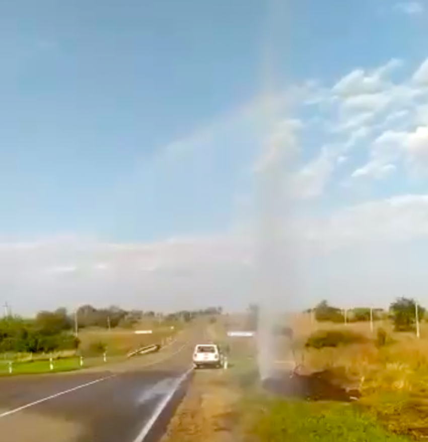 Третий месяц ждем дожди: в поселке на Кубани чиновники дали жителям мощный гейзер вместо воды