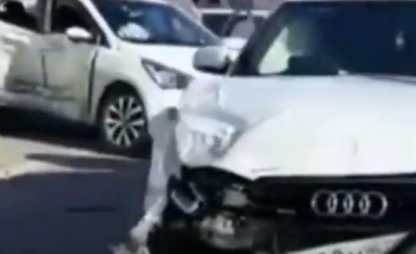 Автомобиль «Хендай» в Сочи врезался в «Ауди» на встречной полосе