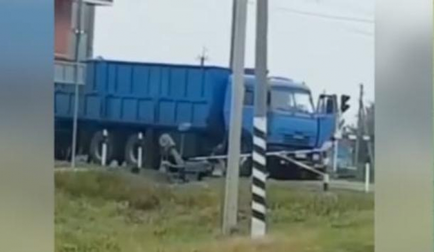 В Краснодарском крае очевидцы вытолкали застрявший на жд переезде КамАЗ