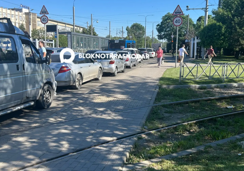 Краснодарцы штурмуют АЗС в поисках топлива 