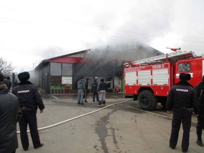 На Кубани из горящего супермаркета эвакуировали людей