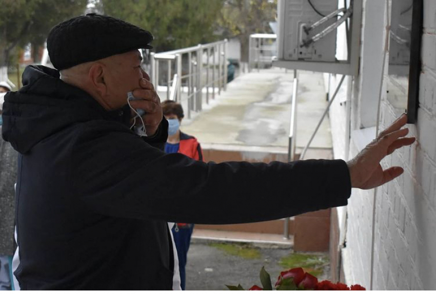 В Крымской ЦРБ открыли мемориальную доску в честь врача, умершего от коронавируса