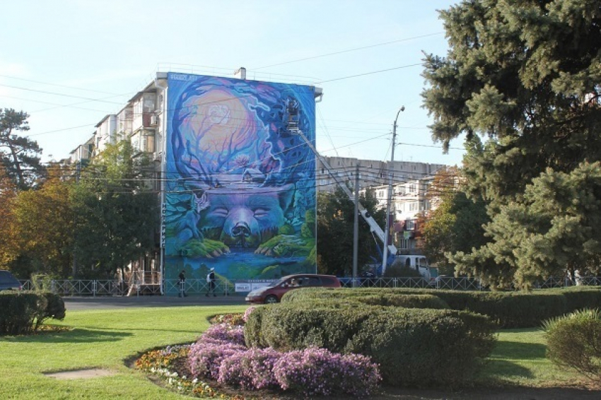 Фасад жилого дома Краснодара украсила стрит-картина