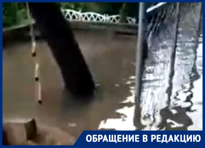 «Принимаем воду со всей дороги по нашей улице», - краснодарцев ежегодно топит после дождя