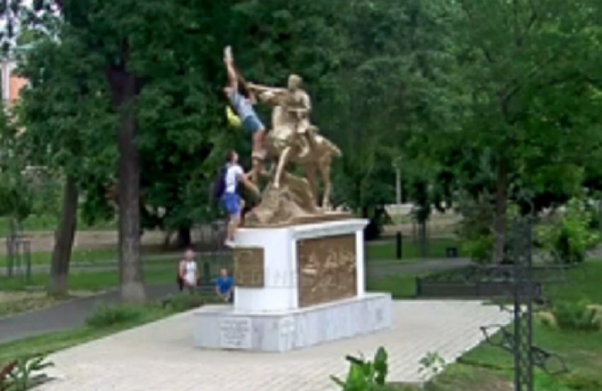 В Краснодаре подросток сломал руку скульптуре кубанского казака 