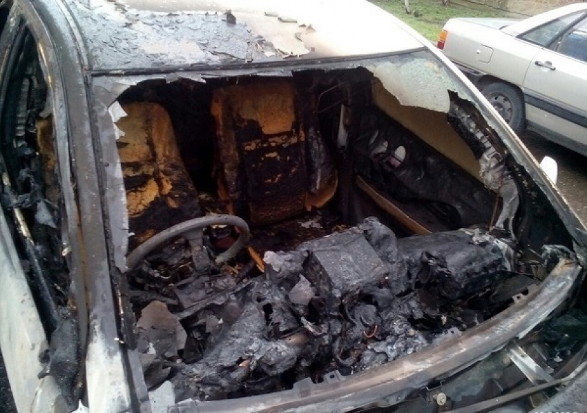 В Новороссийске во дворе многоэтажки сгорел автомобиль