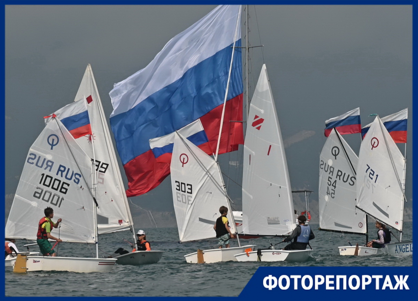 Огромный флаг России подняли на яхте в Цемесской бухте Новороссийска