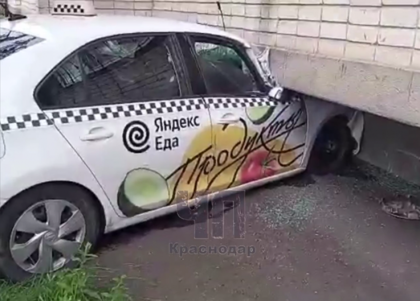 В Краснодаре уснувший таксист врезался на авто в жилой дом