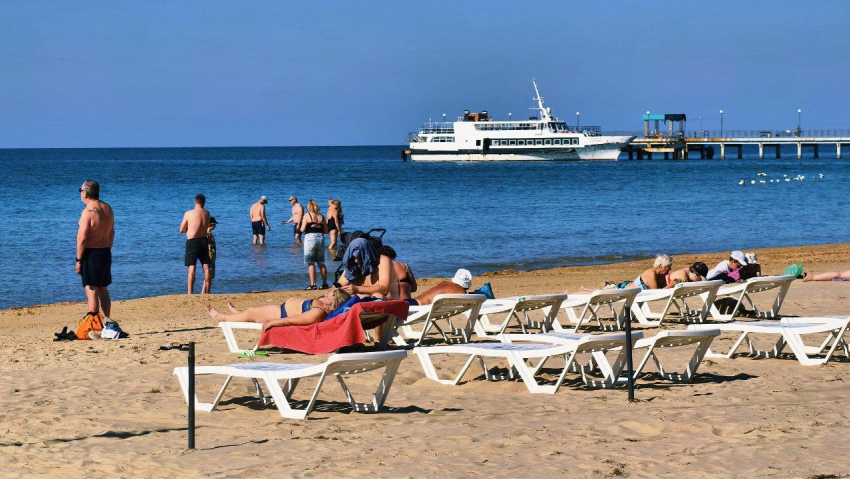 «Просто сказочная водичка, народ кайфует»: блогер показал пляж Анапы в бархатный сезон 