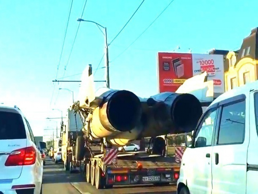 В краснодарской пробке стоял истребитель 