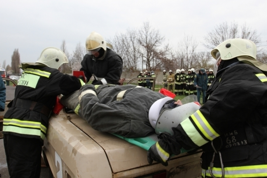 По пути на учения кубанские спасатели вытащили мужчину из горящего автомобиля