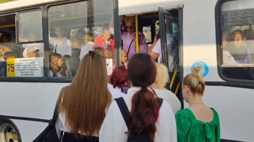 «Больше похоже на глумление»: краснодарский депутат о переполненных школьниками автобусах