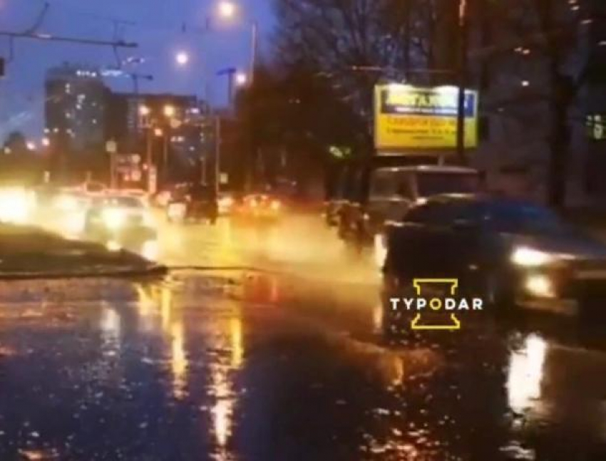В дождь несколько авто в Краснодаре потеряли колеса, попав в яму