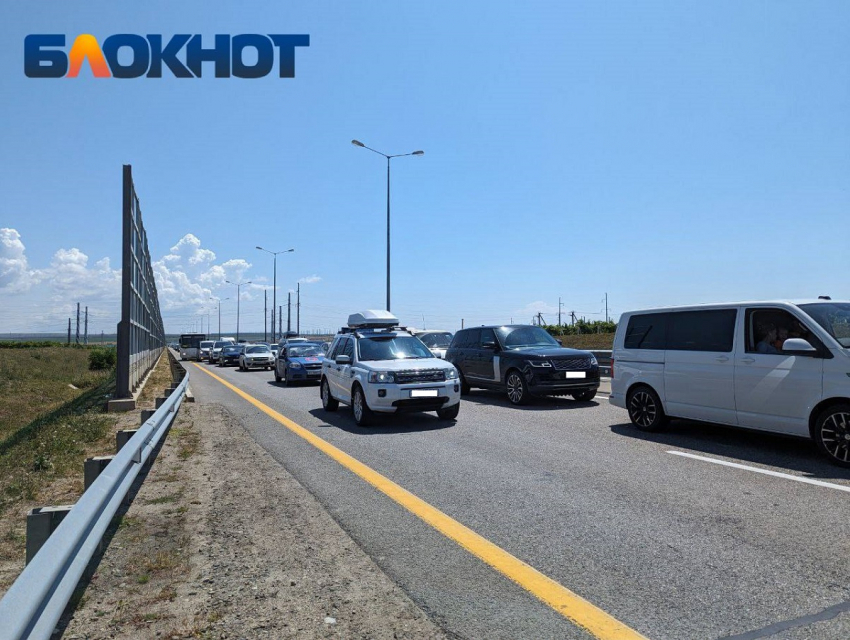 После перекрытия Крымского моста авто стоят в 8-километровой пробке