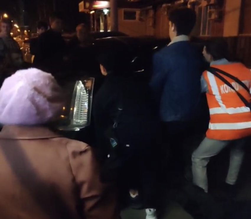 В Краснодаре пассажиры трамвая подняли на руках припаркованную иномарку, которая мешала проезду: видео