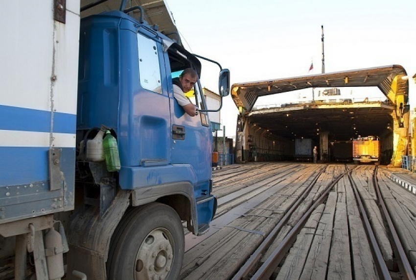 На Керченской переправе водители фур устроили бунт