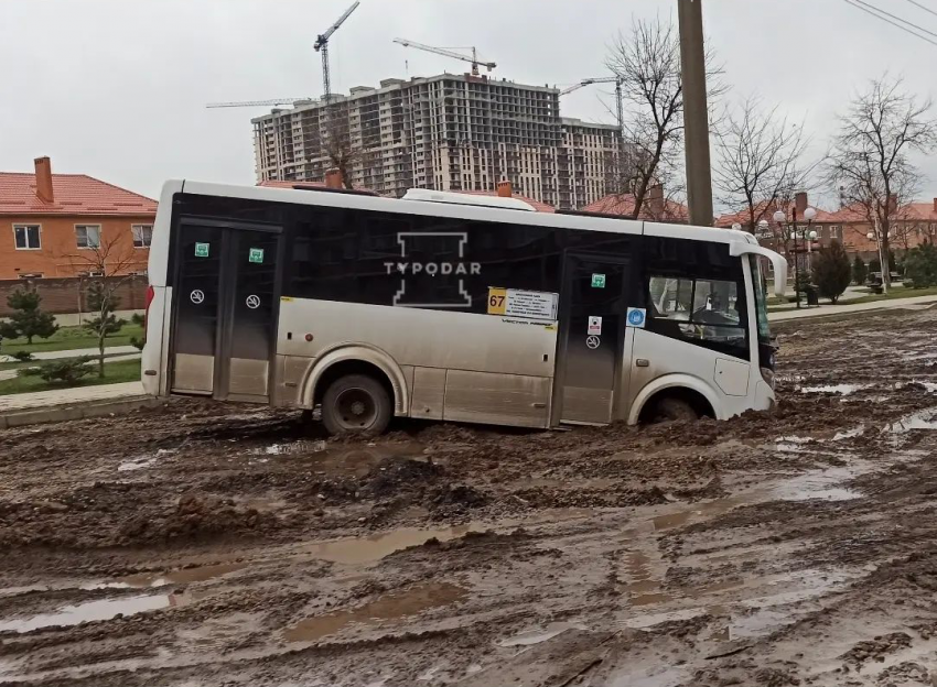 Микроавтобус в грязи. Краснодар грязь. Автовокзал грязи.