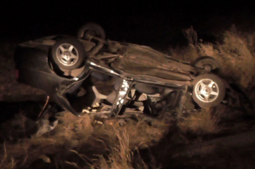 ДТП на Кубани: двое погибли, вылетев с дороги и врезавшись в столб 