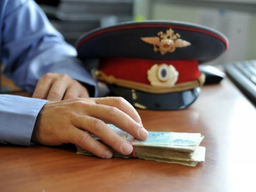  Сотрудница полиции в Брюховецком районе требовала с предпринимателя взятку 2,5 млн рублей 