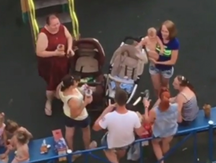 Пьющие при малышах молодые мамы на детской площадке возмутили краснодарцев 