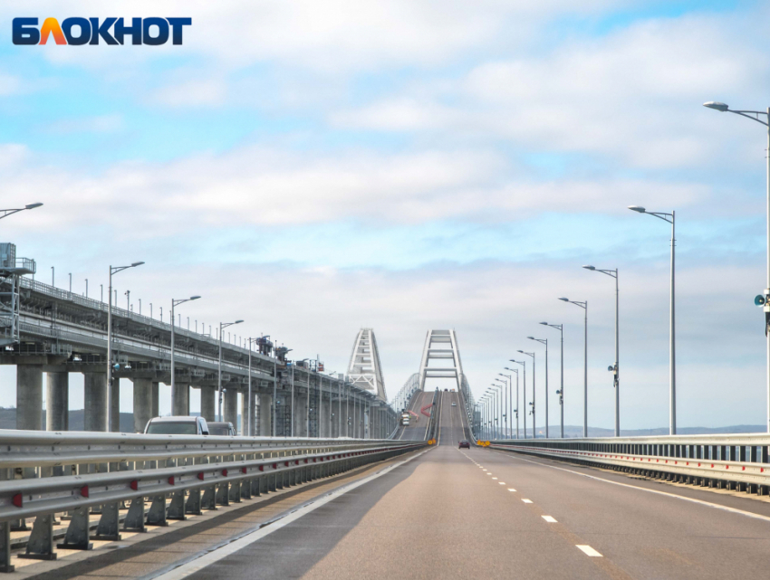 Автомобилям временно запретили въезд на Крымский мост 