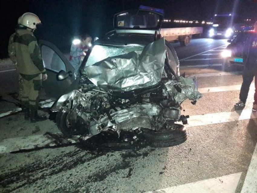 В Абинском районе столкнулись большегруз и легковушка: женщина погибла на месте