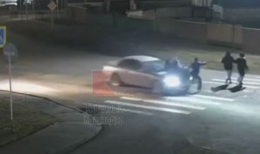 Появилось жуткое видео ДТП в Кущевской, где иномарка сбила подростков на «зебре»