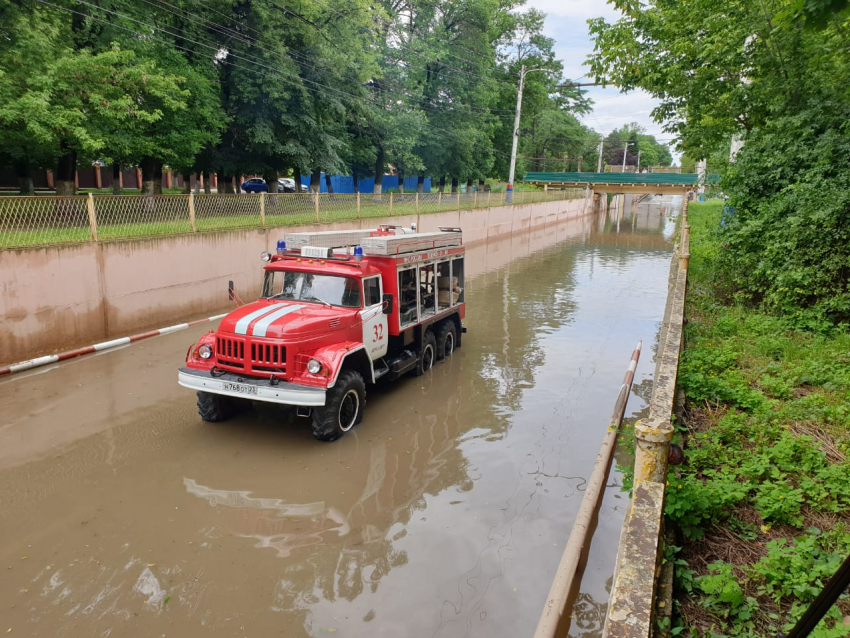 Воду откачивают с вокзала и тоннеля: в Армавире из-за залпового ливня подтопило 16 дворов