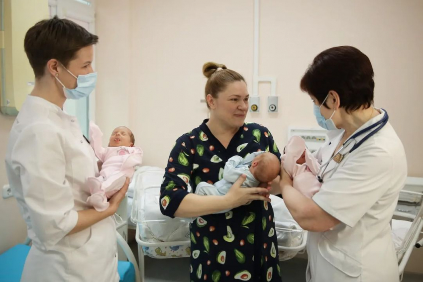 Мальчик и две девочки: в Краснодаре родилась первая тройня в этом году 