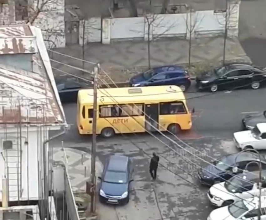 Краснодарцы вступились за водителя школьного автобуса, поехавшего по встречке