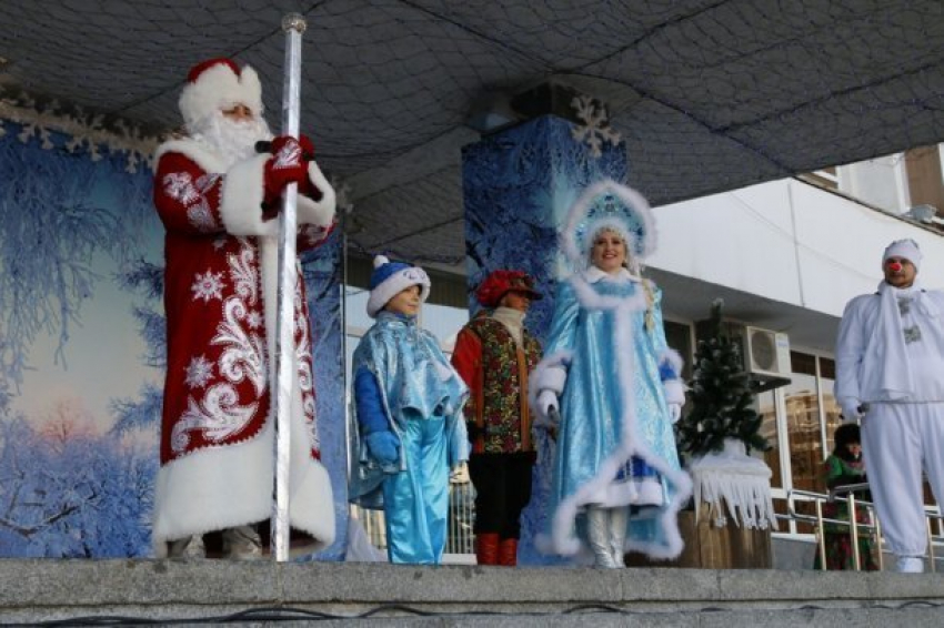  По Краснодару прошли 300 Дедов Морозов 