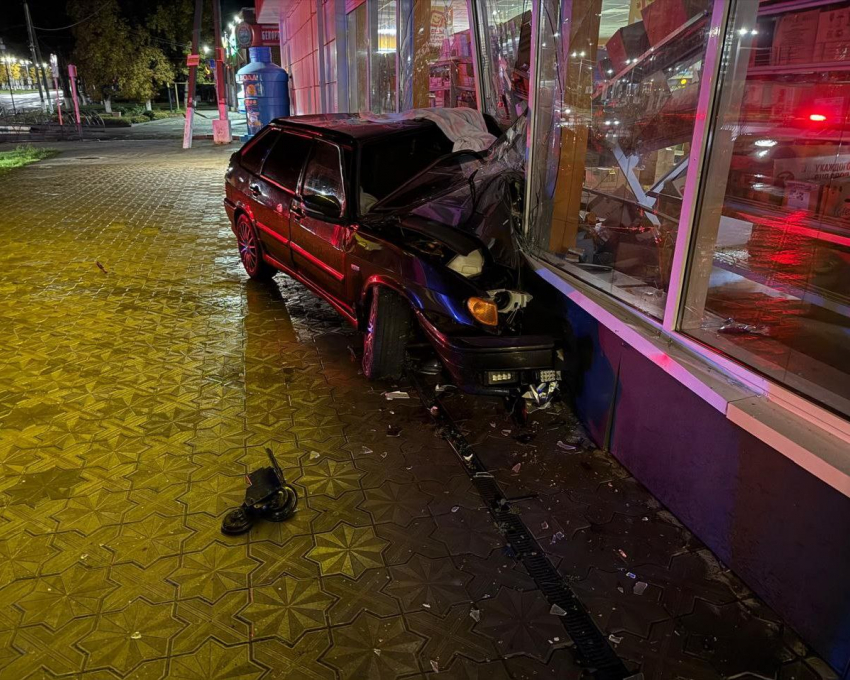 Водитель впечатал «Ладу» в магазин продуктов на Кубани: фото 