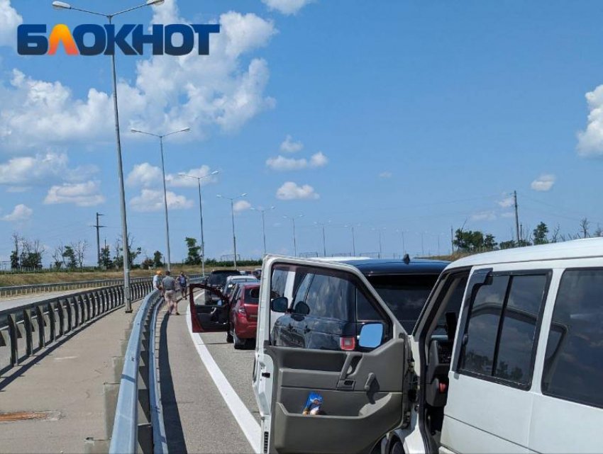 Туристы застряли в километровых пробках на пути к Черному морю 