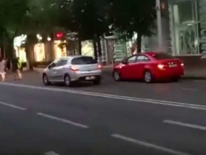 В Краснодаре попали на видео «лихие» автомобилисты, катающиеся по улице для пешеходов