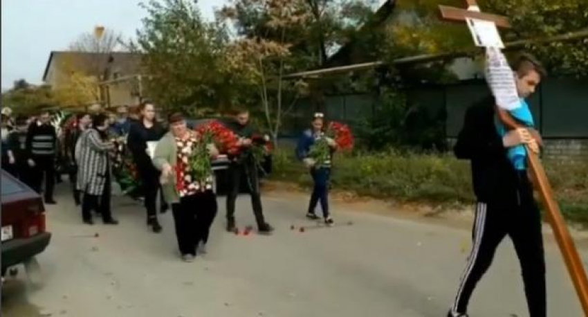 На Кубани сотни человек пришли проститься со студентом и преподавателями, погибшими в бойне в Керчи