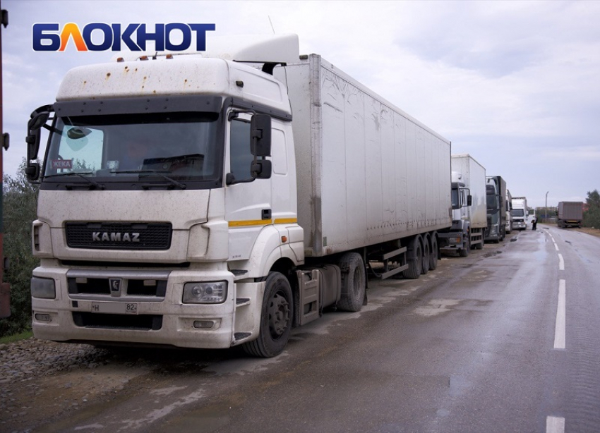 В Краснодарском крае запретили проезд большегрузов по мосту к Гуамке