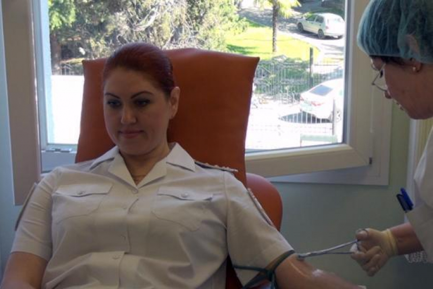 Сочинские полицейские сдали кровь для женщины, попавшей под машину