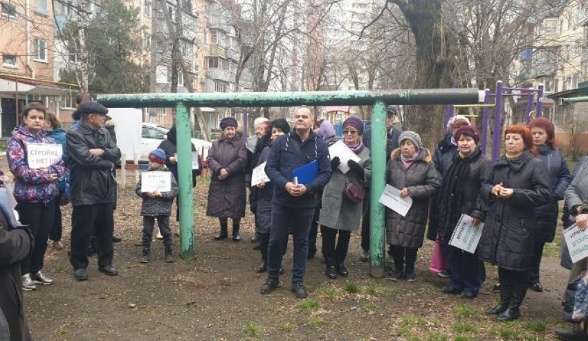 Краснодарцы протестуют против строительства магазина на детской площадке