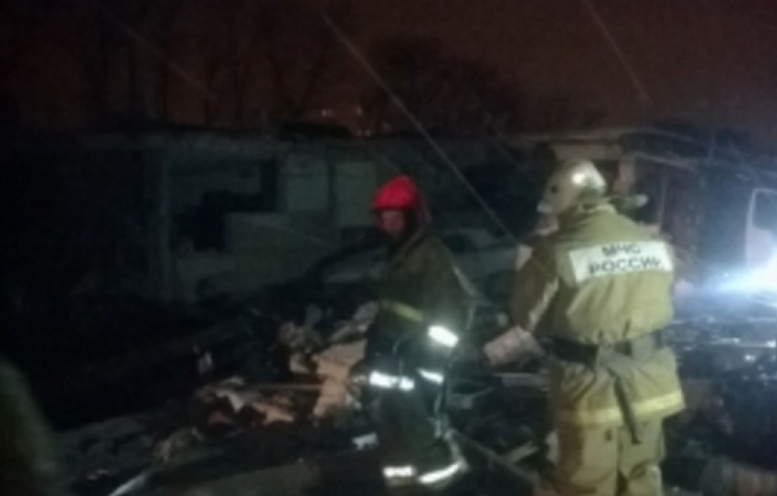 В Армавире взрывом разрушены четыре гаража