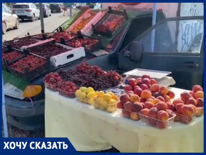 «Все заканчивается административными протоколами»: краснодарка о незаконной торговле фруктами с капота машины