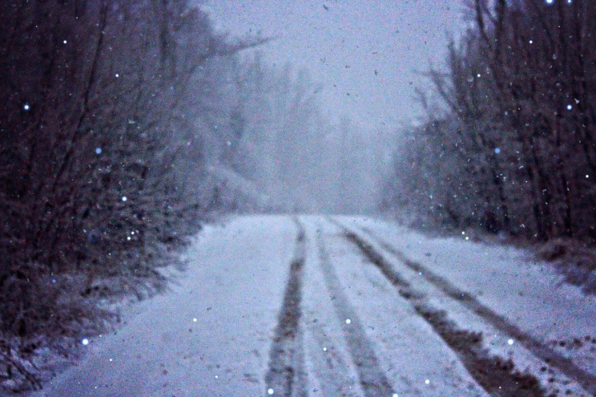  На дорогах Краснодарского края снежный накат и гололедица