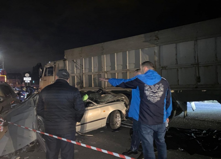Жительница Кубани с двумя подростками погибли в столкновении шести автомобилей