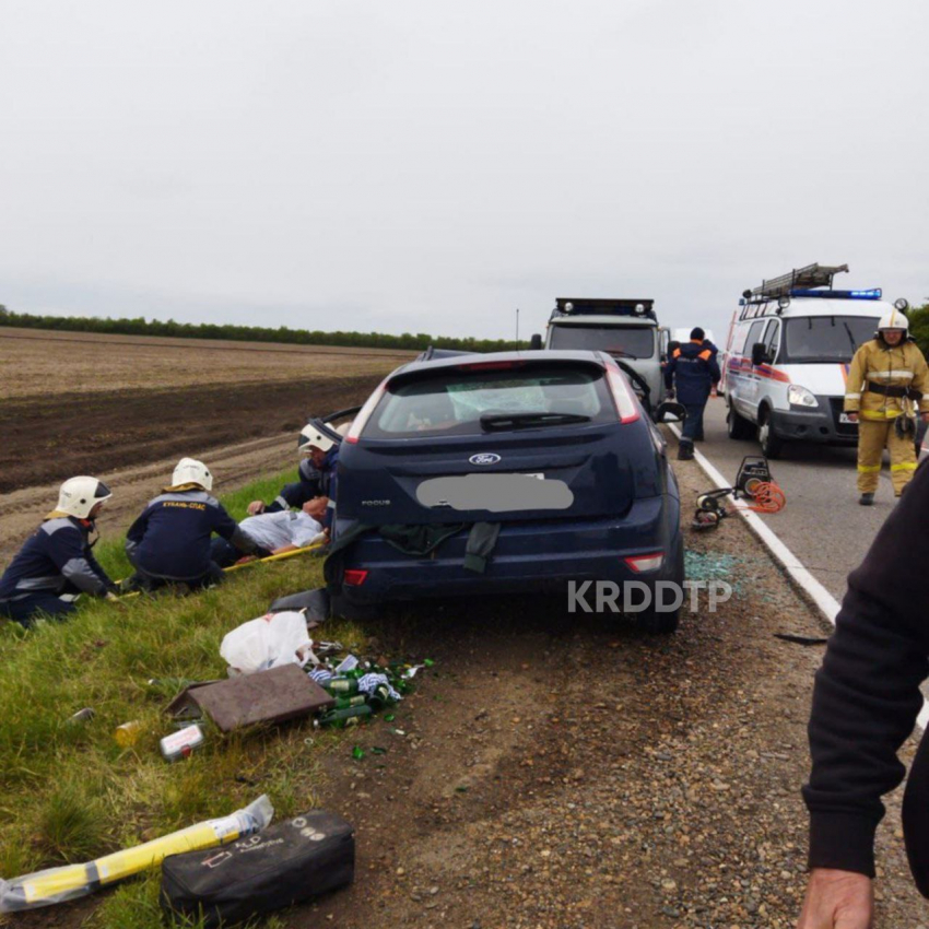 В ДТП под Краснодаром погибла женщина, двое детей и двое взрослых госпитализированы