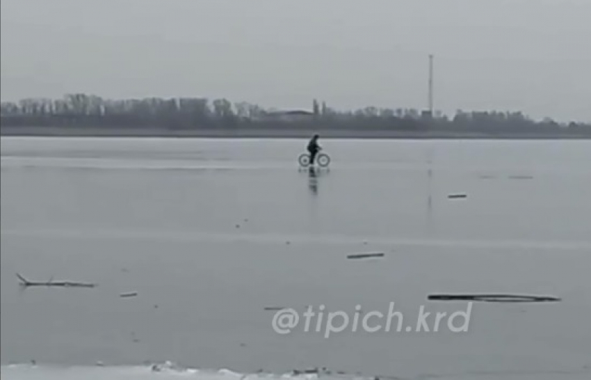 Житель Тимашевска прокатился по неокрепшему льду на велосипеде