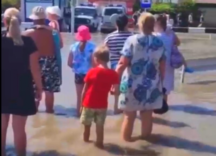Туристы в Витязево идут к пляжу через канализационные стоки