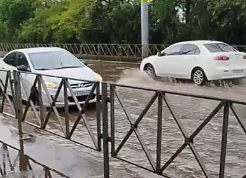 В Краснодаре после сильного дождя затопило дороги: видео