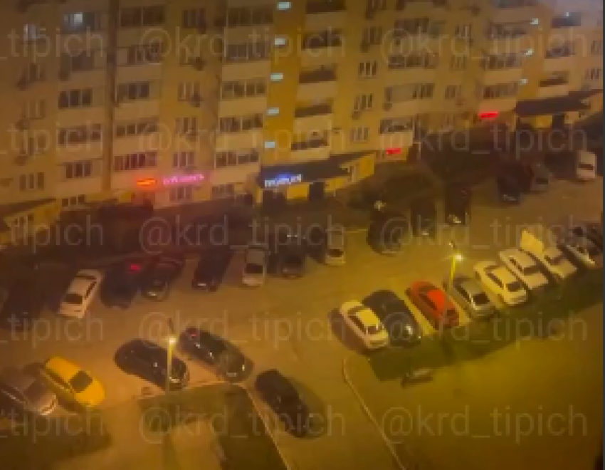 Краснодарцы бросали петарды с балкона на припаркованные машины